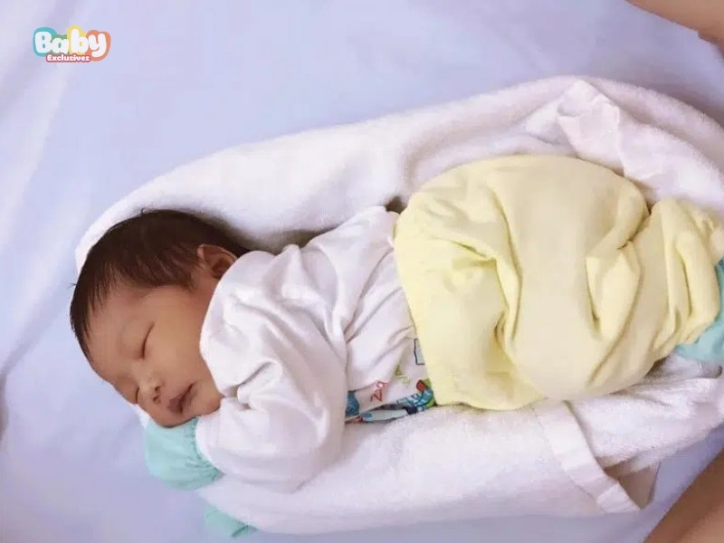 Cách Gấp Gối Chống Trào Ngược Cho Bé 2